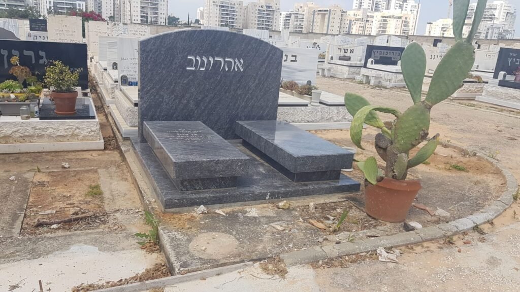 מצבות גרניט שחור