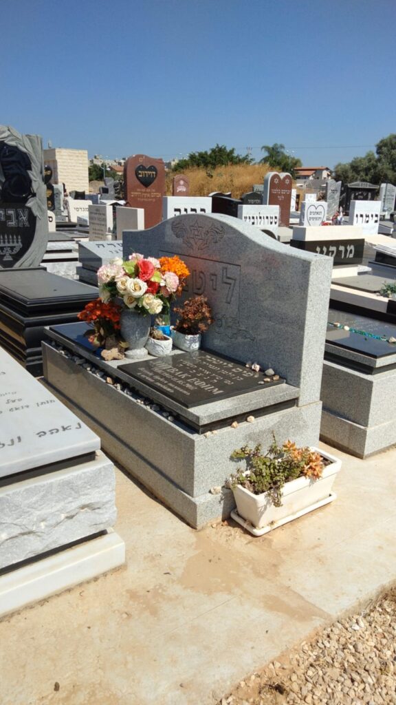 מצבות בפתח תקווה